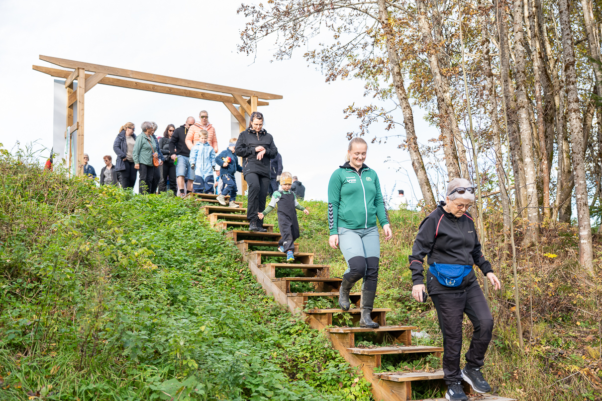 Folk går ned til stien i nannestad