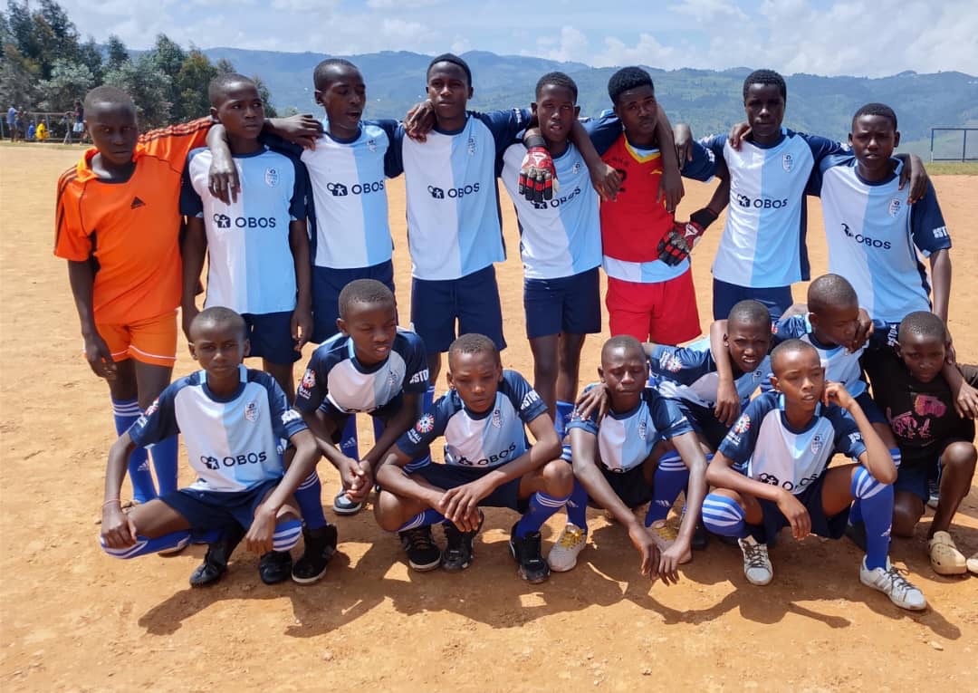 Barn med donerte plagg i Rwanda