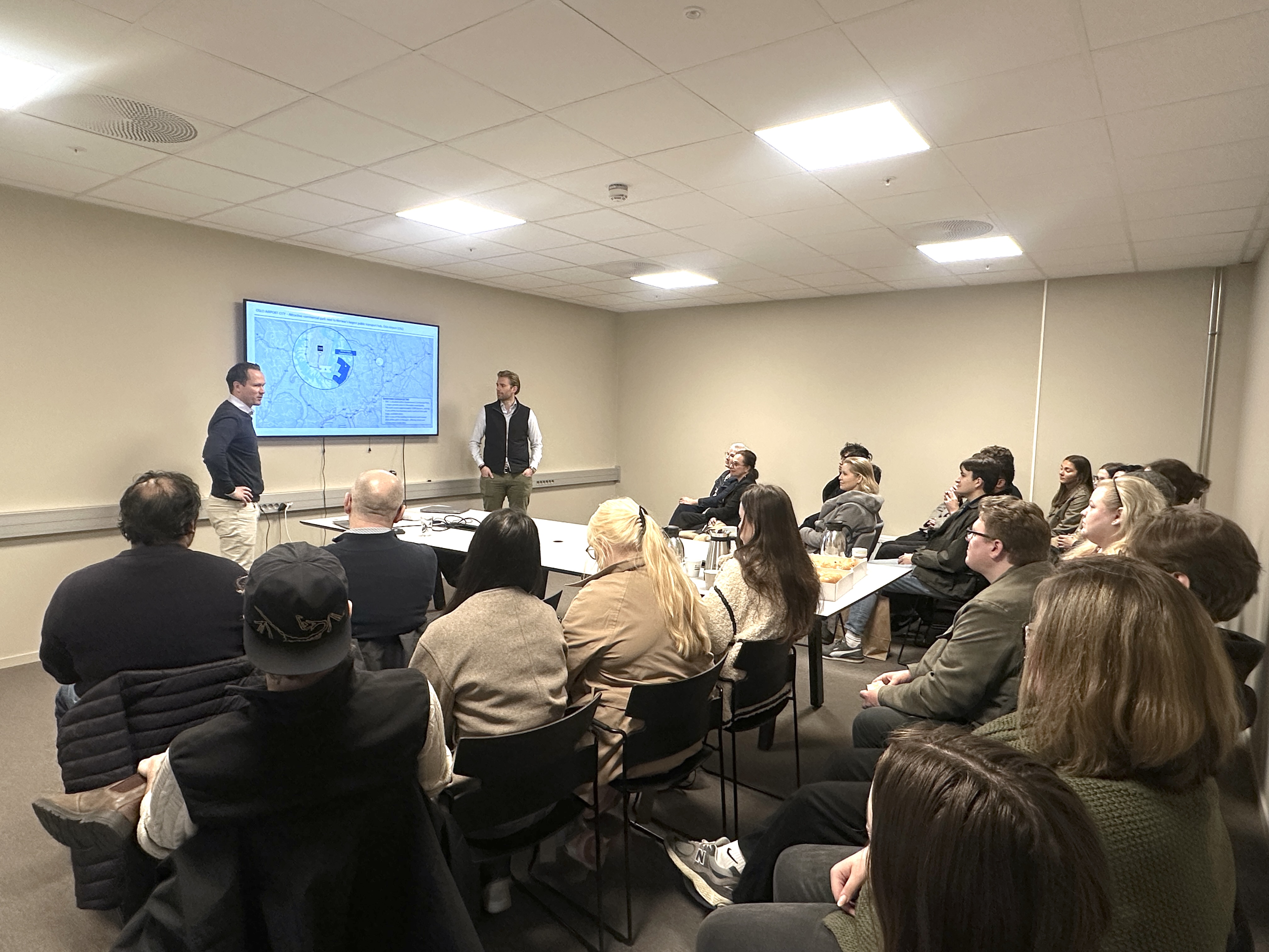 Oslo Airport City presenterer caser ovenfor studenter