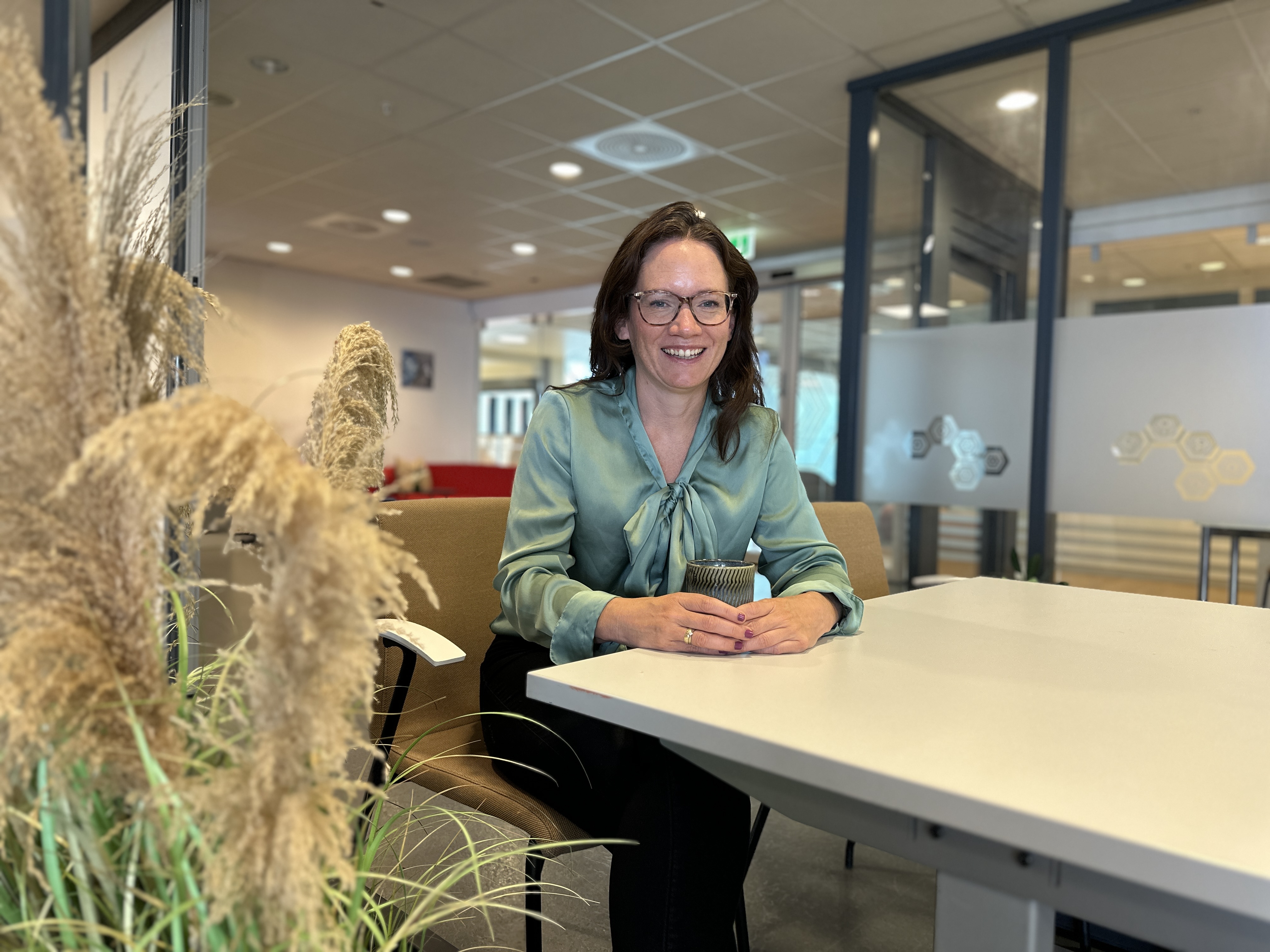 Ida luke Muggerud sittende ved en pult på BSY.