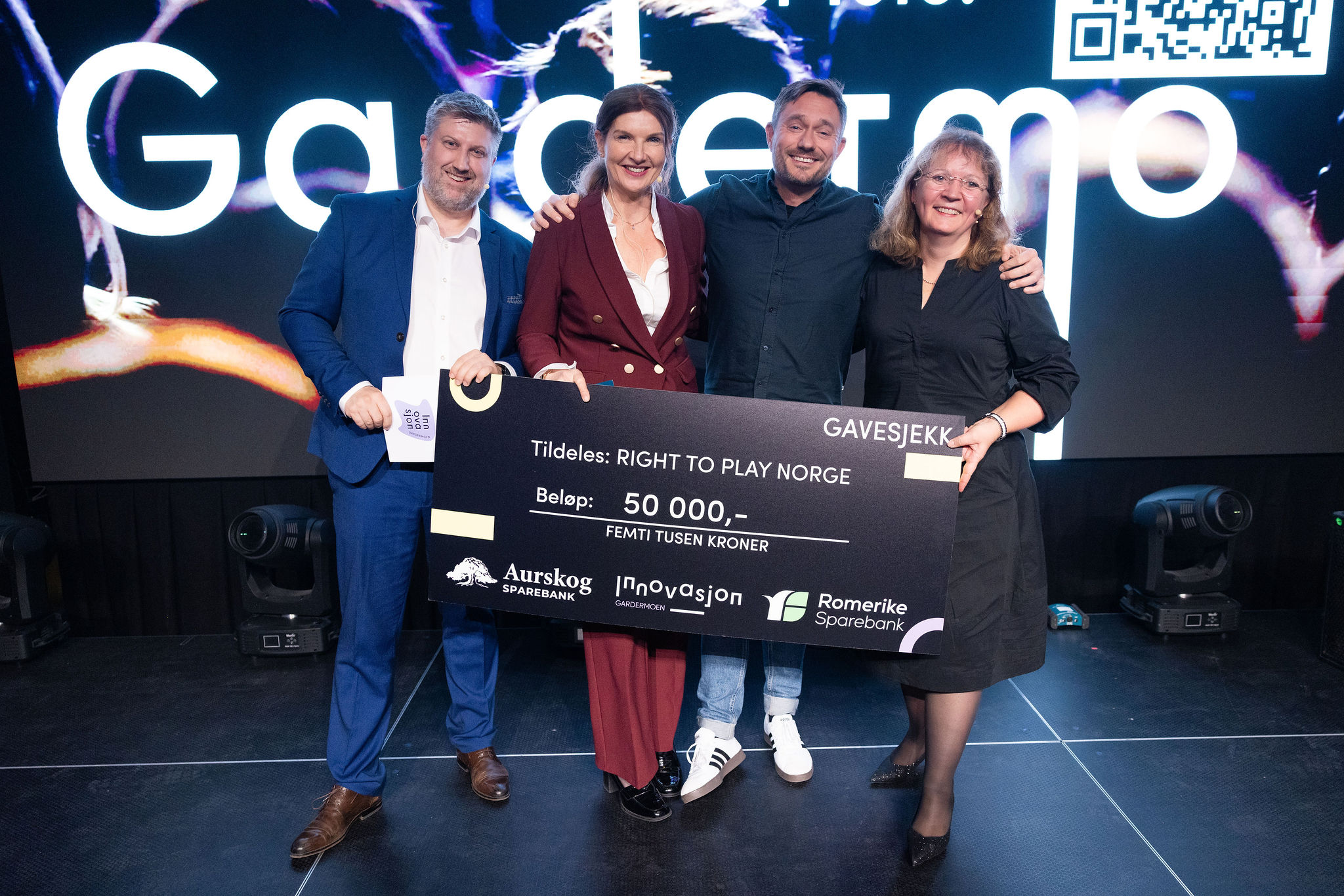 Gavesjekk til Right To Play Norge utdelt på gardermokonferansen 2025